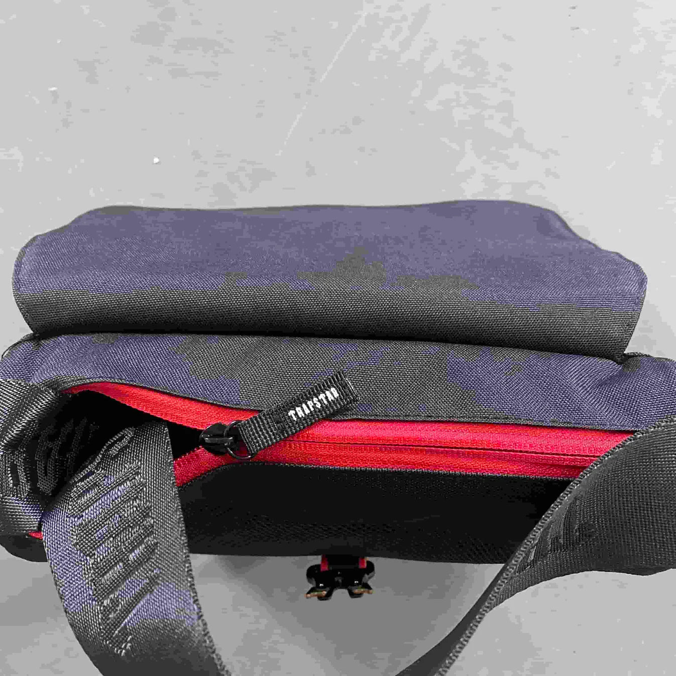 TS Messenger Bag 2.0 - Black/Red