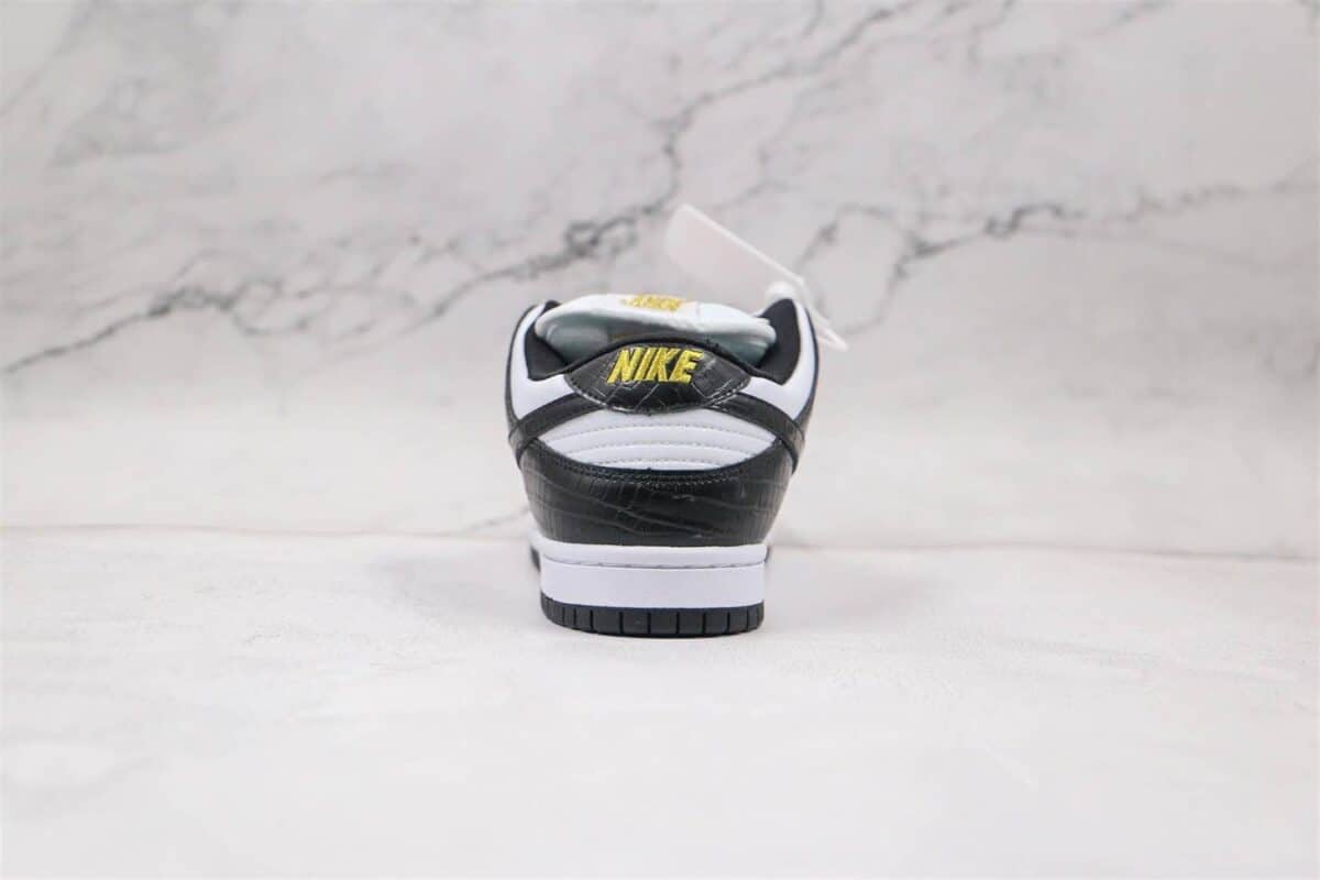 Nike SB Dunk Low - Supreme