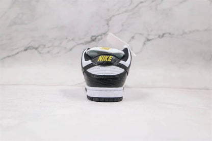 Nike SB Dunk Low - Supreme