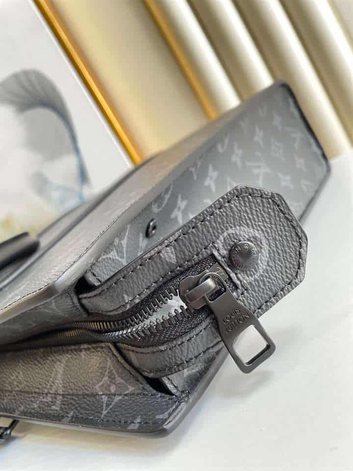 LV Sac Plat Horizontal Zip - Black