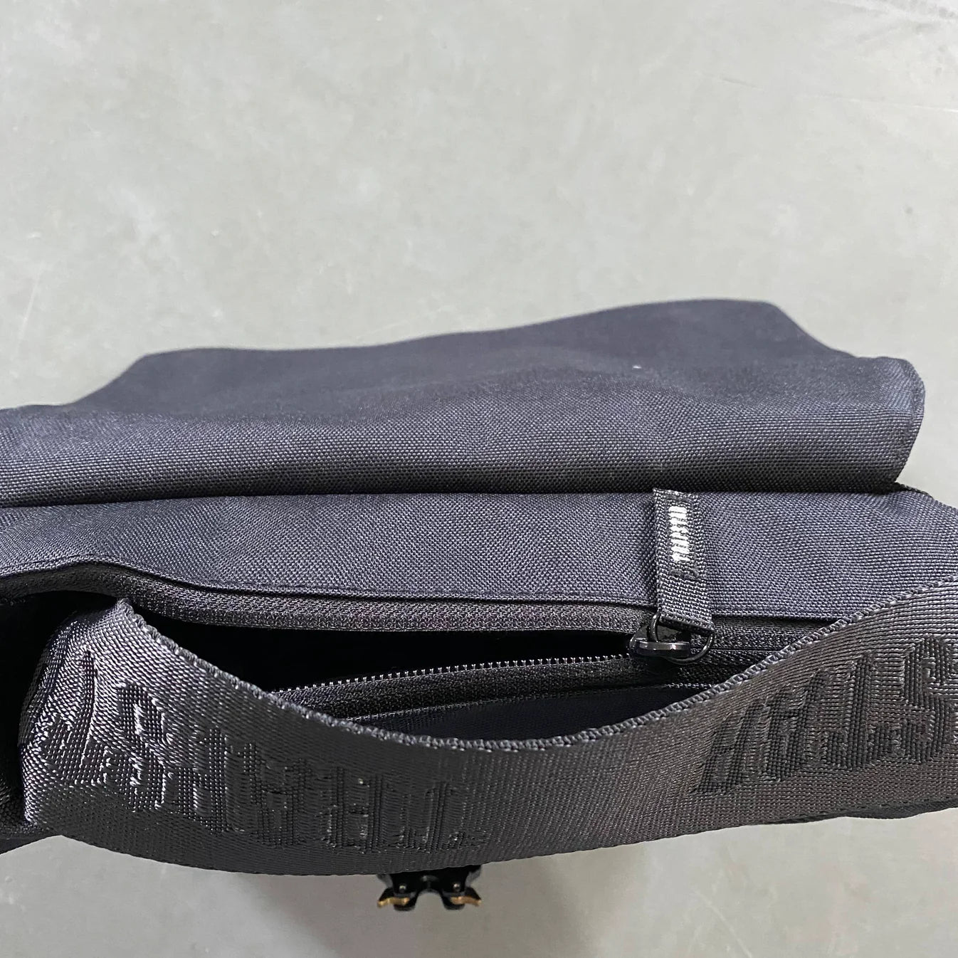 TS Messenger Bag 2.0 - Black/White