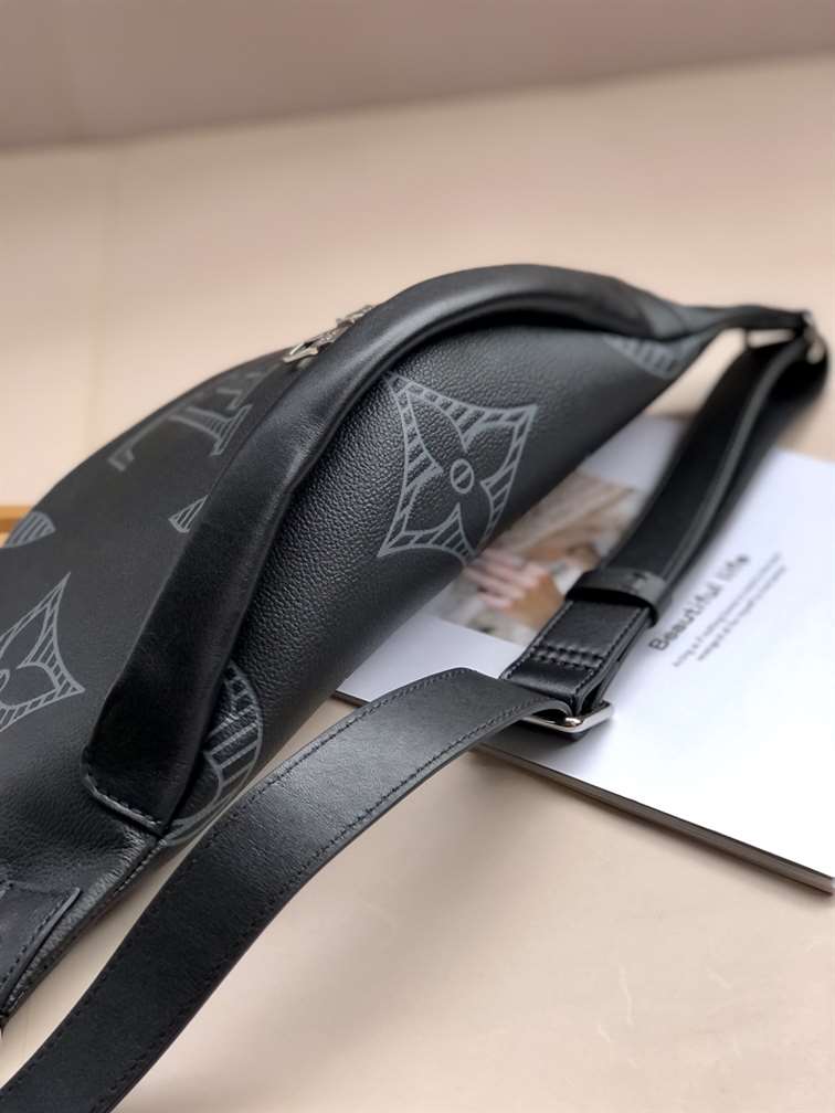 LV Discovery Bumbag - Black