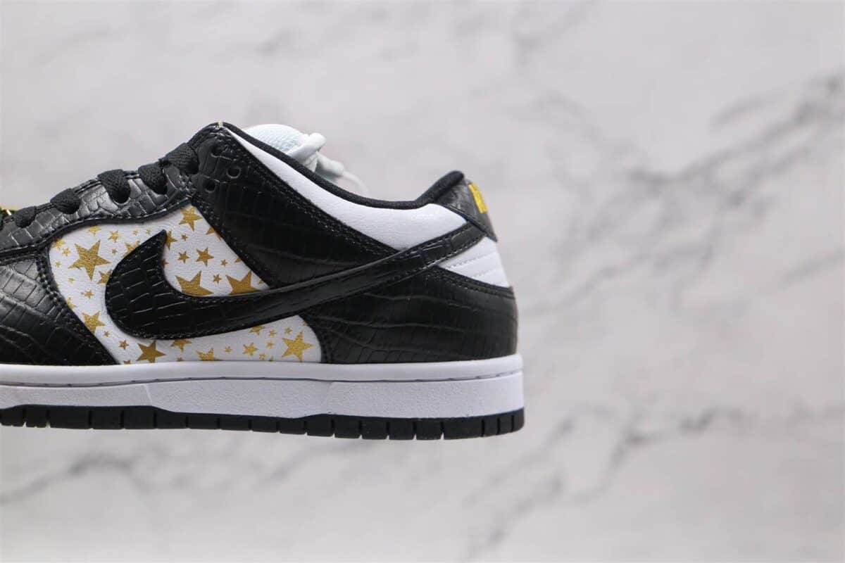 Nike SB Dunk Low - Supreme