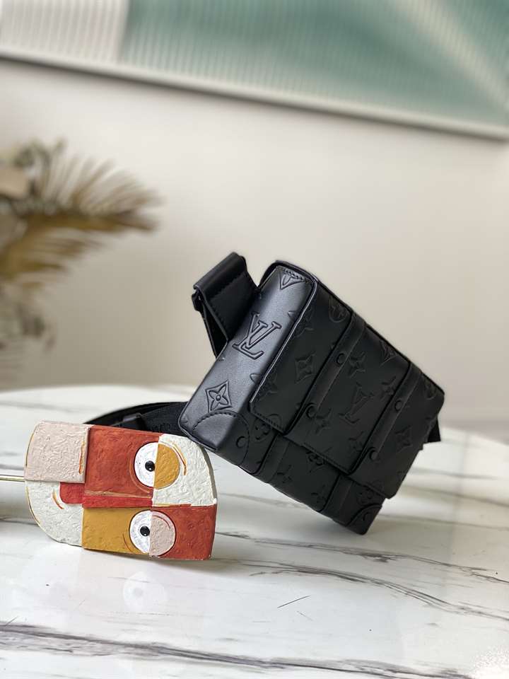 LV Trunk Slingbag - Black