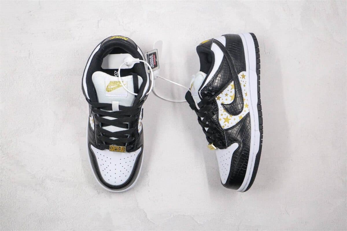 Nike SB Dunk Low - Supreme