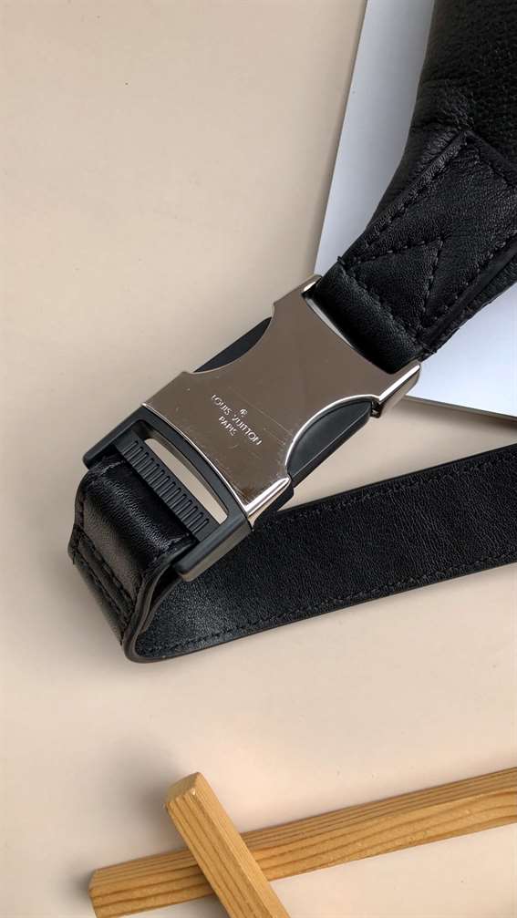 LV Discovery Bumbag - Black