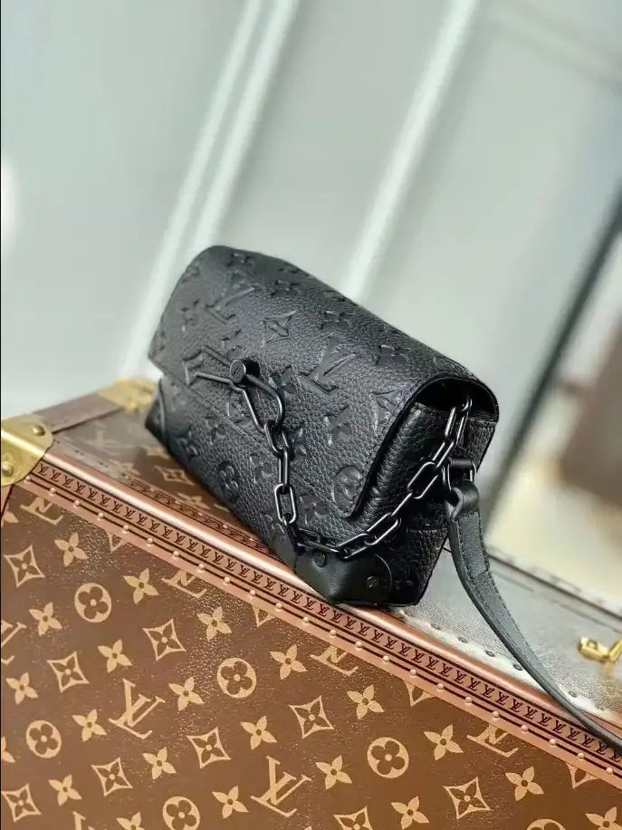LV Steamer Wearable Wallet - Black