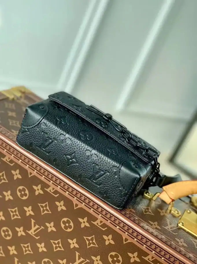 LV Steamer Wearable Wallet - Black