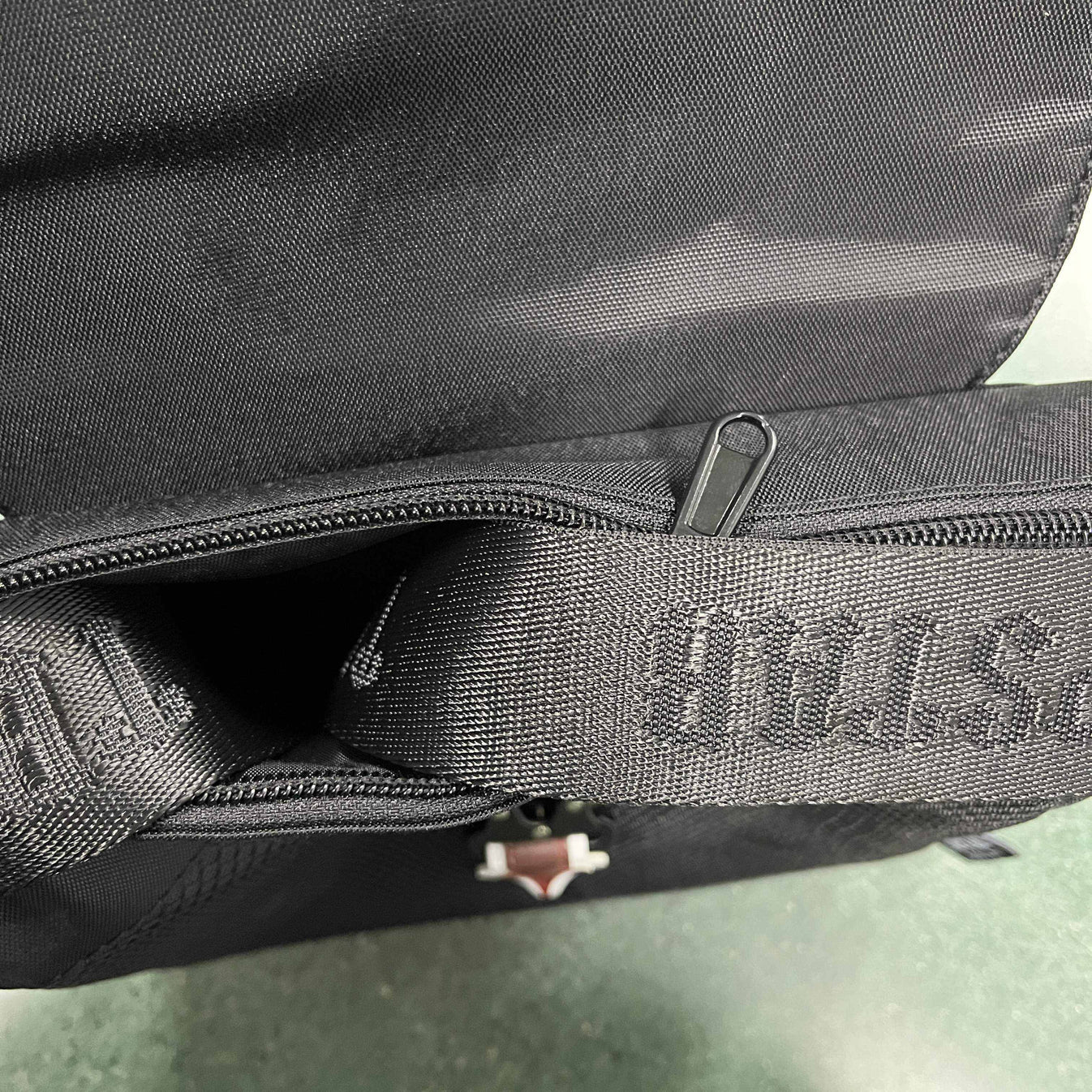 TS Messenger Bag 1.0 - Black/Red