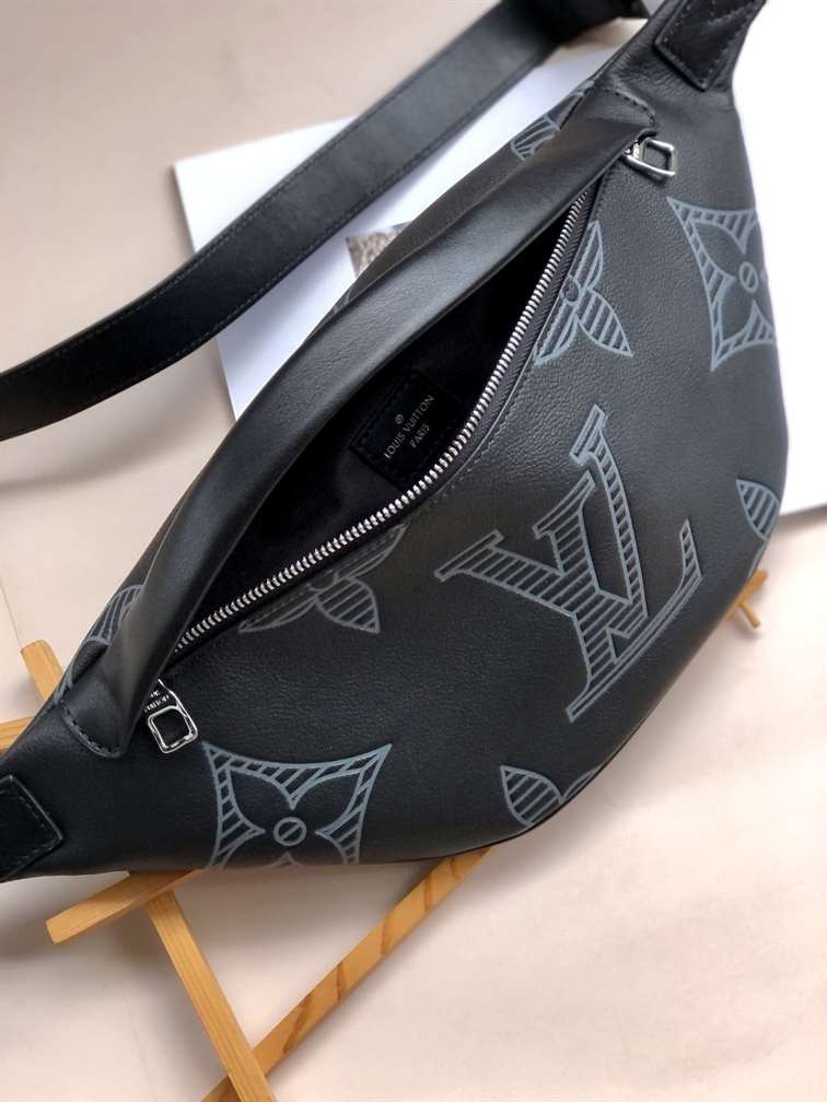 LV Discovery Bumbag - Black