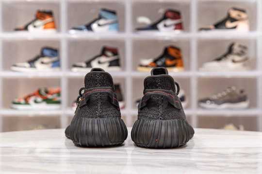 Yeezy Boost 350 V2 - Black Static