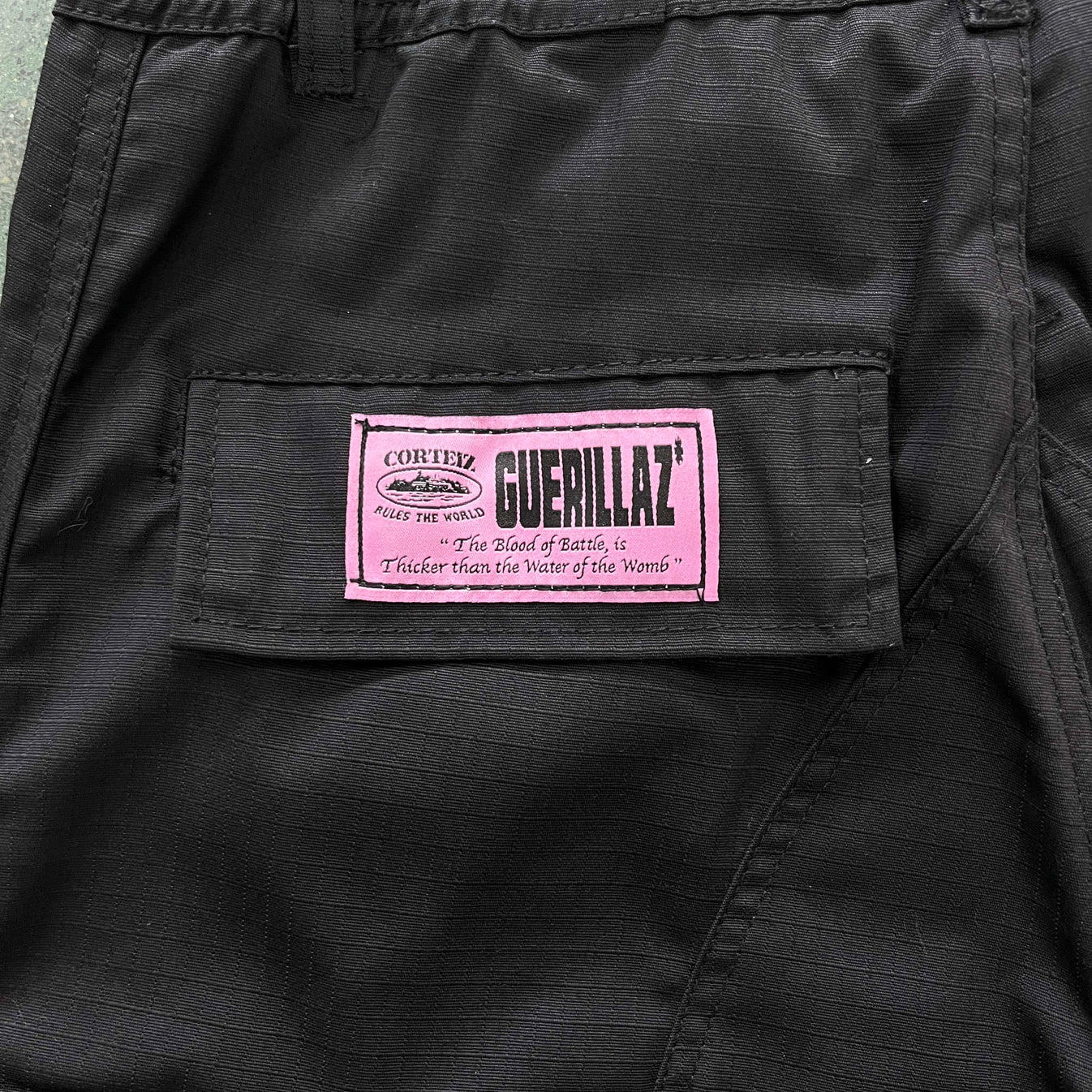 Crtez Island Cargo Pants - Black/Pink