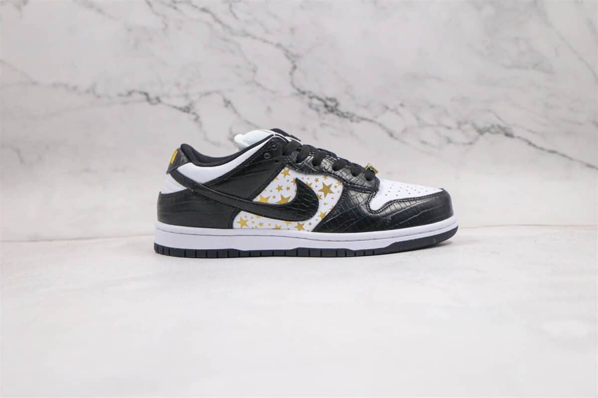 Nike SB Dunk Low - Supreme