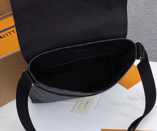LV District MM Messenger Bag - Black/Navy