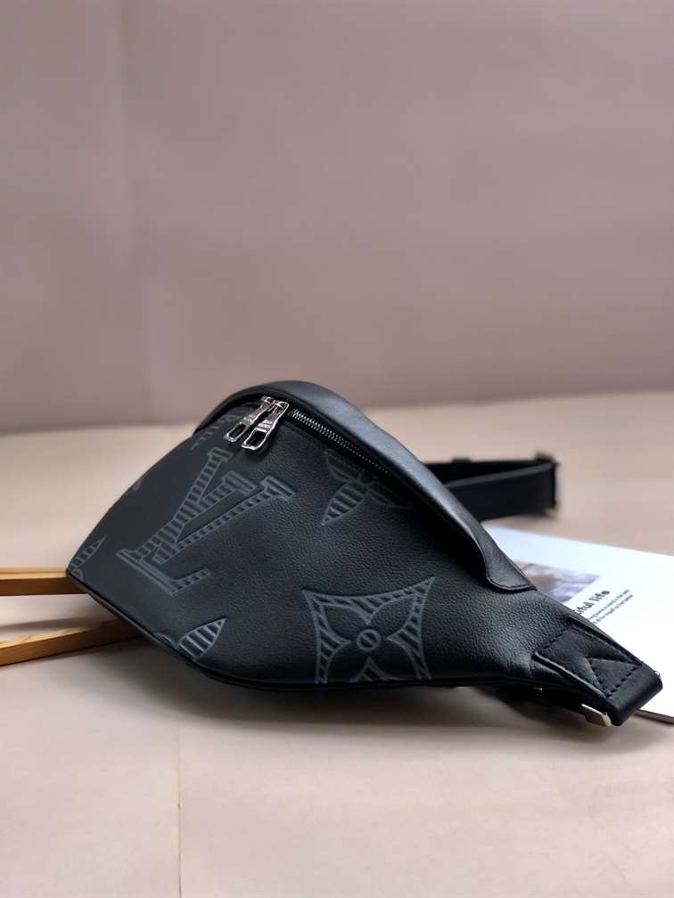 LV Discovery Bumbag - Black
