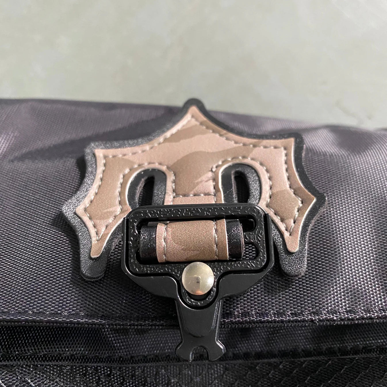 TS Messenger Bag 1.0 - Black/Tiger Camo