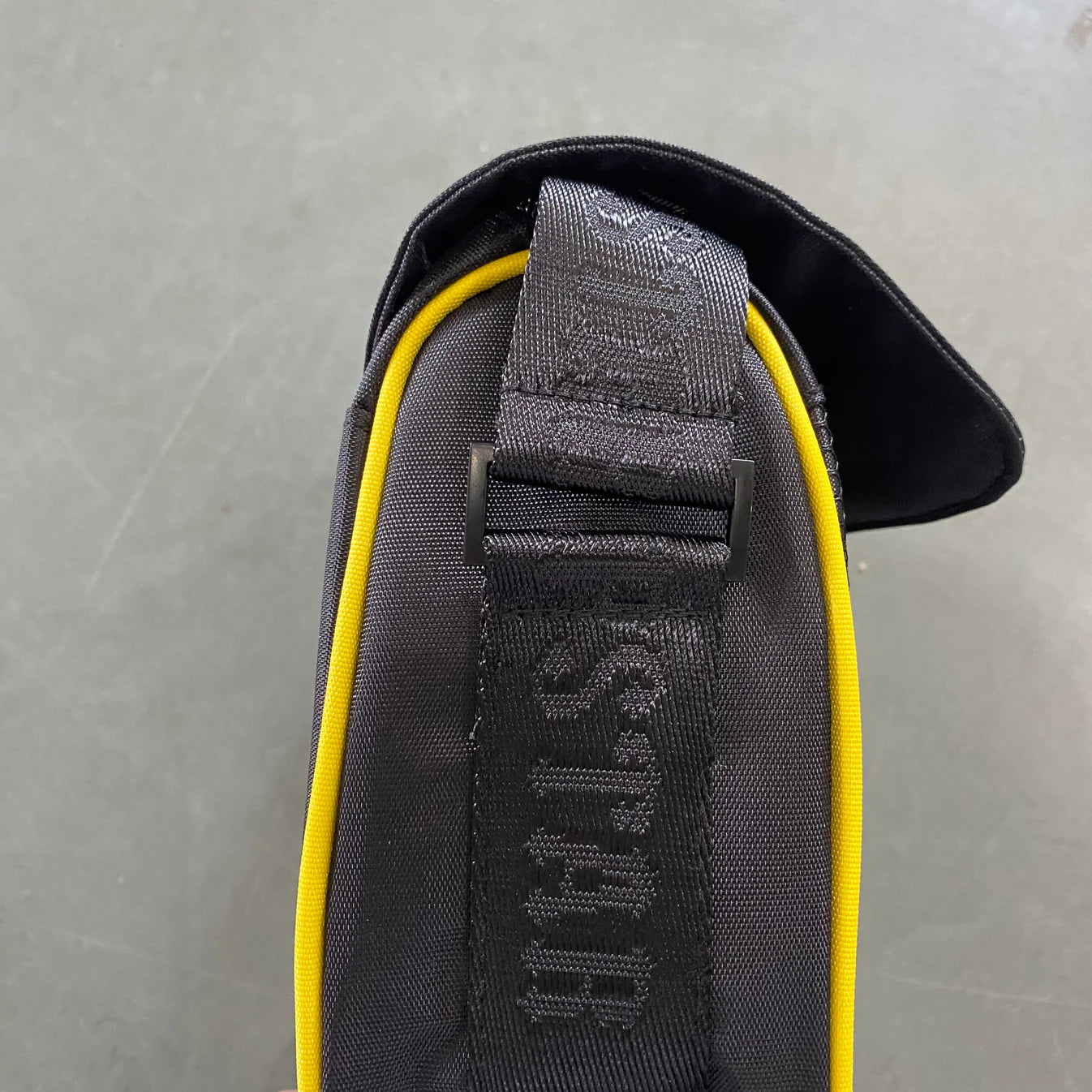 TS Messenger Bag 1.0 - Black/Yellow