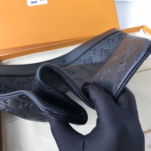 LV Discovery Monogram Leather Pochette - Black