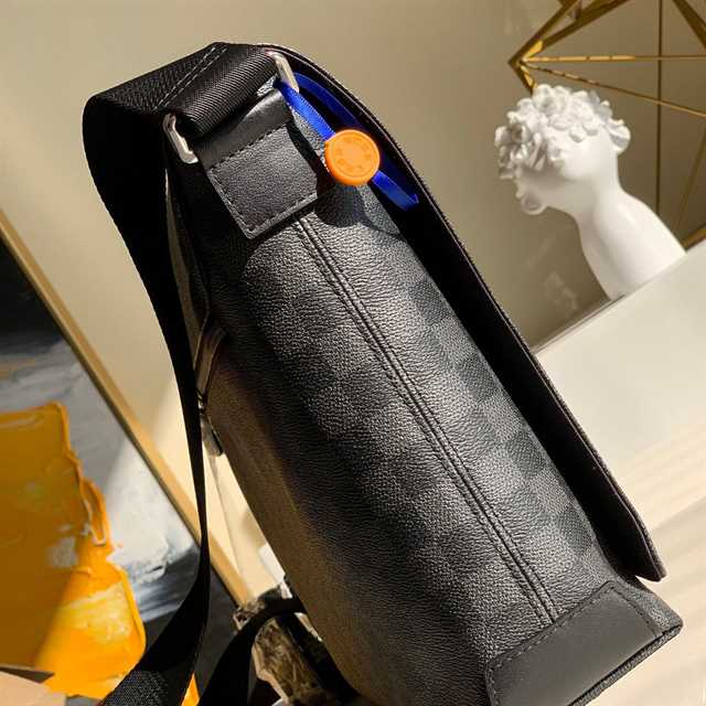 LV District MM Damier Messenger Bag - Black