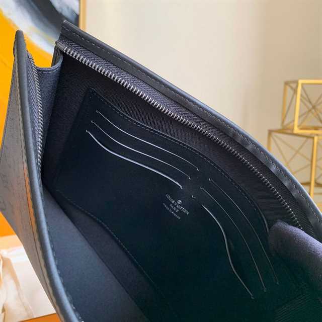 LV Voyage MM Canvas Pochette - Grey