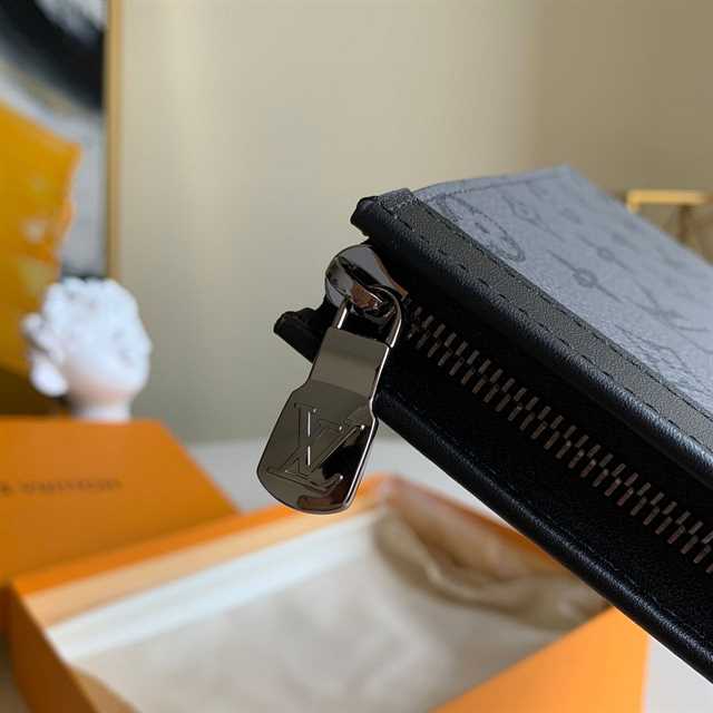 LV Voyage MM Canvas Pochette - Grey